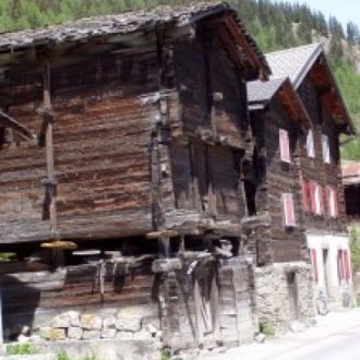 Starobylé domy v horské obci Gletsch, kousek od startu