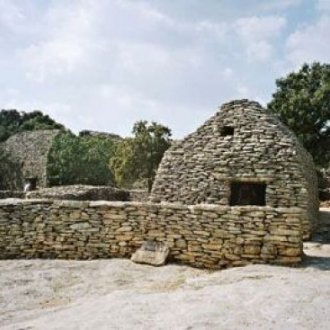 Bories - typické původní kamenné stavby v Gordes