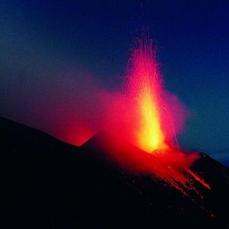 Noční erupce na ostrově Stromboli
