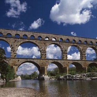 Antický aquadukt Pont du Gard