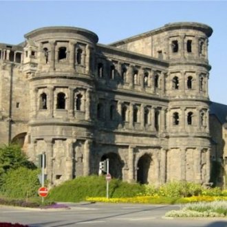Trevír (Trier) - románská brána Porta Nigra
