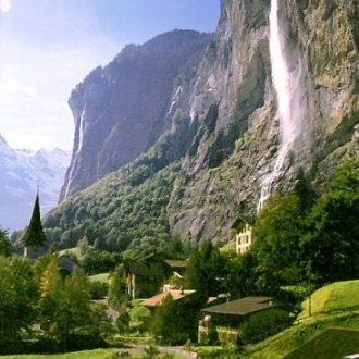 Údolí Lauterbrunnental s vodopádem Staubbachfall