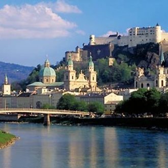 Hrad Salzburg nad  řekou Salzach