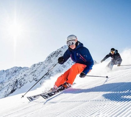 Slunečné lyžování ve Stubai - upravené sjezdovky na ledovci