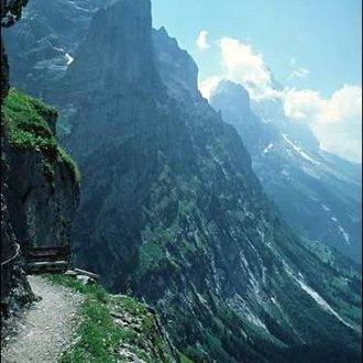 Horská stezka v oblasti Grindelwaldu