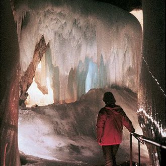 Unikátní jeskyně vysoko ve skalách - Eisriesenwelt