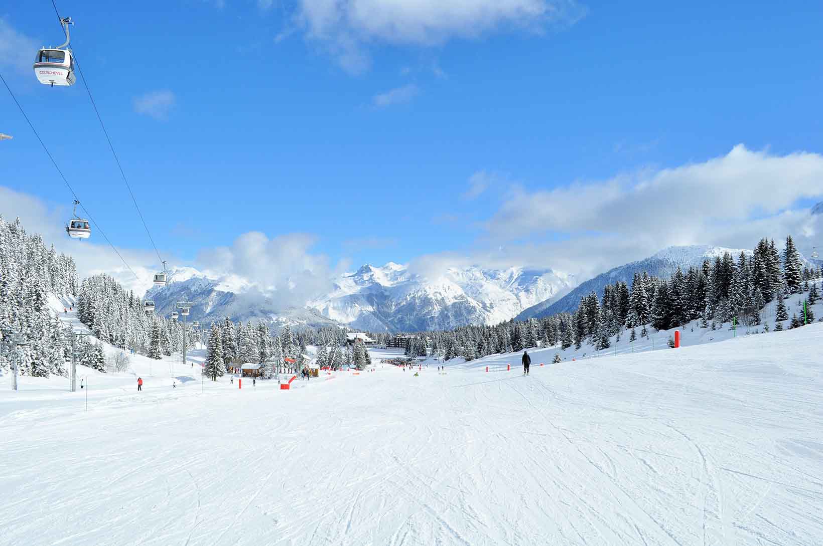 Tři údolí, francouzsky Les Trois Vallées v Savojských Alpách, Francie, lyžování